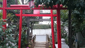 大山稲荷神社 社殿から参道を望む