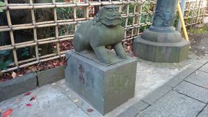 市谷亀岡八幡宮 銅鳥居前狛犬 (1)